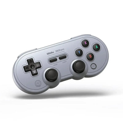 Szary bezprzewodowy gamepad 8BitDo SN30 Pro z przyciskami i dwoma analogami na białym tle