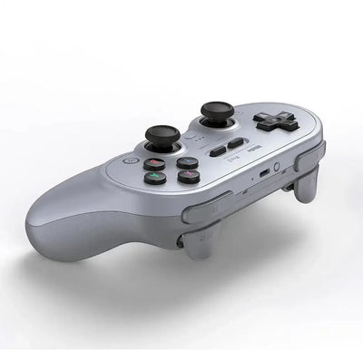 Srebrny bezprzewodowy kontroler do gier z joystickami i przyciskami na białym tle