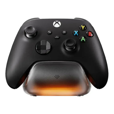 Czarny kontroler do Xbox na podświetlanej stacji ładowania, akcesorium gamingowe