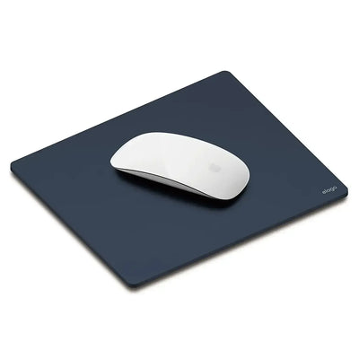 Minimalistyczna podkładka pod mysz biurowa z aluminiową myszką, ergonomiczny desk setup