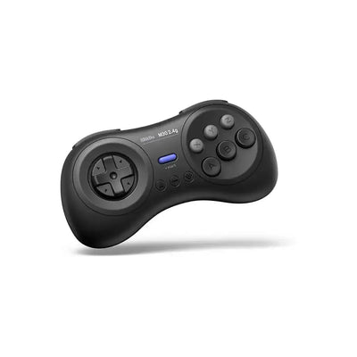 Czarny bezprzewodowy gamepad 8BitDo M30 z przyciskami kierunkowymi i literowymi na białym tle