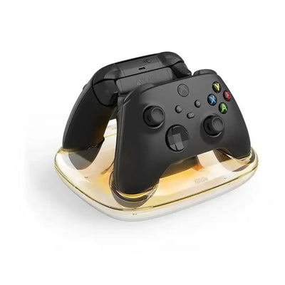 Czarny kontroler do Xbox na stacji dokującej, akcesorium do biura i gamingu
