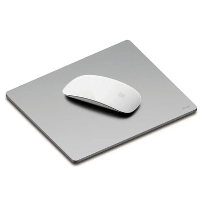 Srebrna podkładka pod mysz biurowa z aluminiową myszką, minimalistyczny design