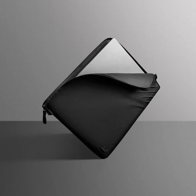 Czarna etui na laptopa, minimalistyczny design, ochrona sprzętu biurowego