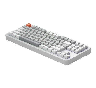 Biała klawiatura mechaniczna z podświetleniem RGB, szare i jeden pomarańczowy keycap, idealna do biura