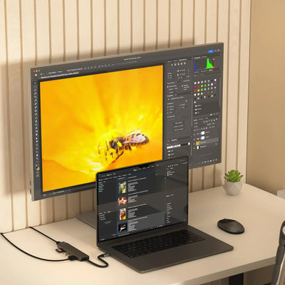 Adapter USB-C, laptop, monitor i akcesoria biurowe na biurku, nowoczesny desk setup