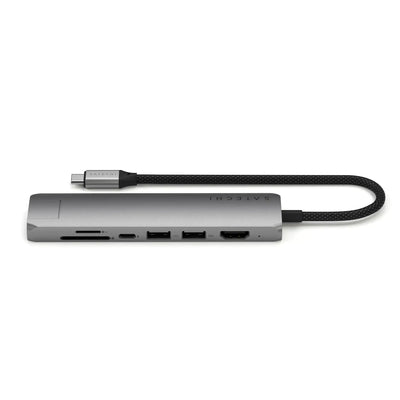 Srebrny adapter USB-C 7w1 z portami HDMI, USB, Ethernet, czytnikiem kart na białym tle