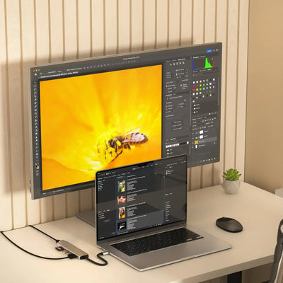 Adapter USB-C 7w1 z Ethernet podłączony do laptopa w nowoczesnym biurze, ekran, myszka