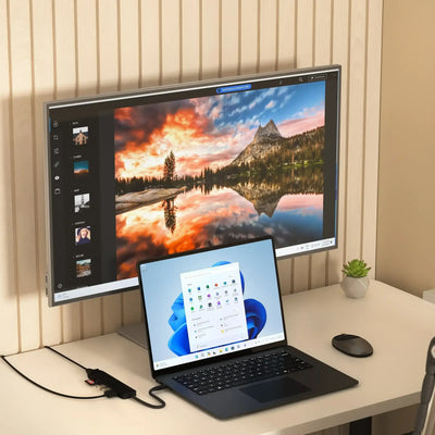 7w1 adapter USB-C z Ethernet do laptopa na biurku, podłączony do monitora