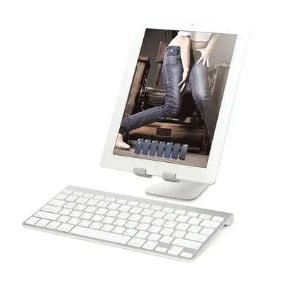 Biała klawiatura bezprzewodowa i tablet na stojaku, idealny zestaw do home office
