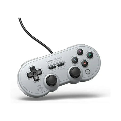 Przewodowy szary kontroler gamingowy 8BitDo SN30 Pro z przyciskami i dwoma analogami.