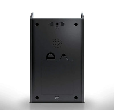 Czarna tylna obudowa akcesorium biurowego z portem USB i wentylacją, widok od spodu
