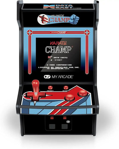 Miniaturowy automat arcade My Arcade z joystickiem, przyciskami i grą Karate Champ na ekranie.