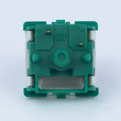 Mechaniczny switch do klawiatury w kolorze zielonym na białym tle