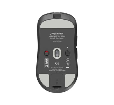 Spód bezprzewodowej myszki komputerowej Novus SE, widoczny sensor optyczny i przyciski, akcesoria biurowe.