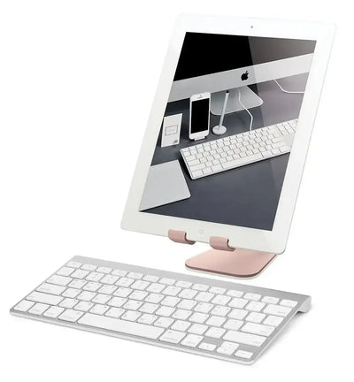 Biała klawiatura bezprzewodowa i tablet na stojaku, nowoczesne akcesoria biurowe