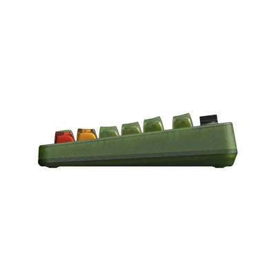 Boczny widok zielonej klawiatury mechanicznej z kolorowymi keycapami, retro design.