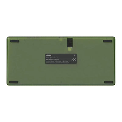 Zielony spód klawiatury mechanicznej 8BitDo, widoczne nóżki antypoślizgowe i etykieta modelu.