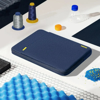 Granatowe etui na laptopa na biurku, akcesoria biurowe, przędza, tekstylia