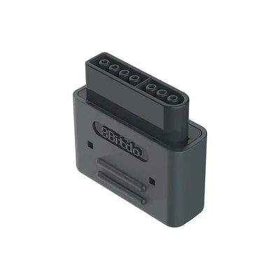 Czarny adapter Retro Receiver do konsoli SNES, widok złącza i portów na białym tle