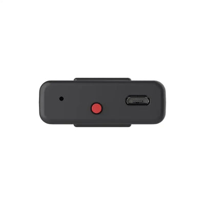 Czarny adapter USB-C z czerwonym przyciskiem, akcesorium do biura lub konsoli retro.