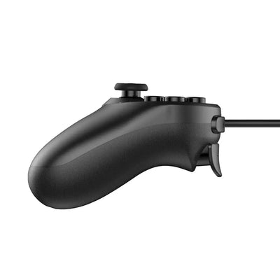 Czarny przewodowy kontroler do Xbox z przyciskami i analogiem, widok z boku