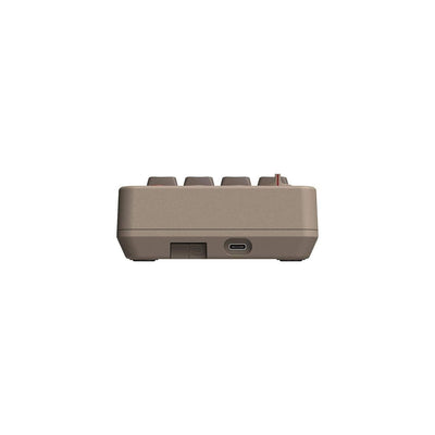 Brązowy numpad mechaniczny retro z portem USB-C, widok z boku