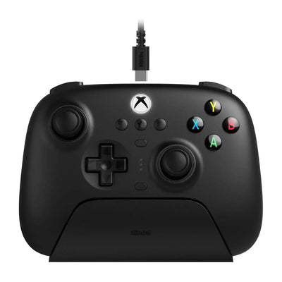 czarny kontroler do gier Xbox z przyciskami ABXY na stojaku, podłączony kablem USB-C
