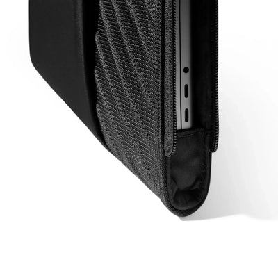 Czarna etui na laptopa z zamkiem, nowoczesny design, ochrona sprzętu biurowego