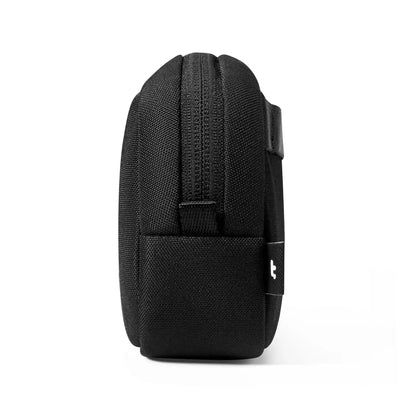 Czarna torba na akcesoria biurowe, widok z boku, minimalistyczny design
