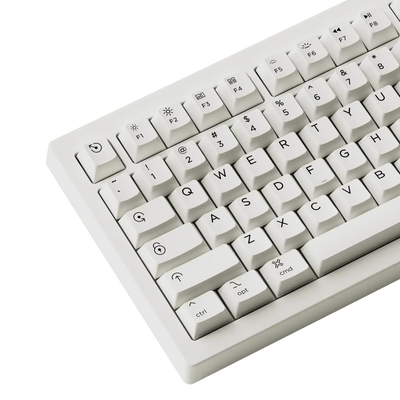 Biała klawiatura mechaniczna, zbliżenie na klawisze, nowoczesny design, do home office