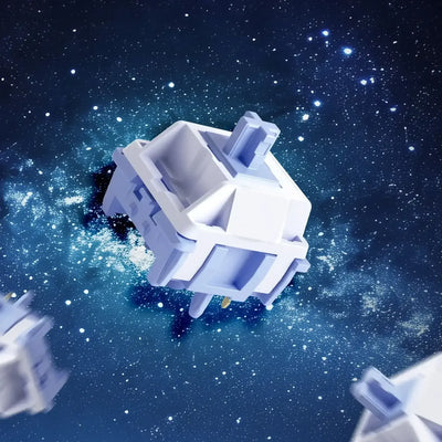 Biały switch do klawiatury mechanicznej na tle gwiazd i galaktyki, akcesoria komputerowe