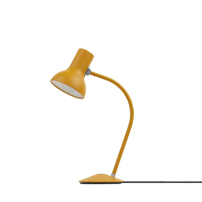 Żółta lampka biurkowa o nowoczesnym designie, idealna do home office i biura.
