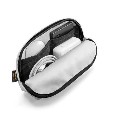 Organizer na akcesoria biurowe z myszką, ładowarką i kablem USB, etui na biurko