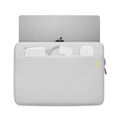 Szara torba na laptopa z kieszenią na akcesoria biurowe, ładowarka, myszka, kable