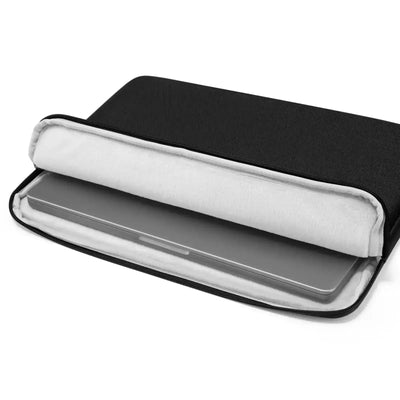 Etui na laptopa czarne z miękkim wnętrzem, laptop w środku, akcesoria biurowe home office