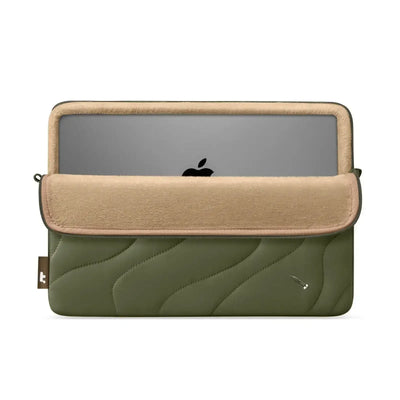 Zielona etui na laptopa z beżowym wnętrzem, laptop w środku, minimalistyczny design