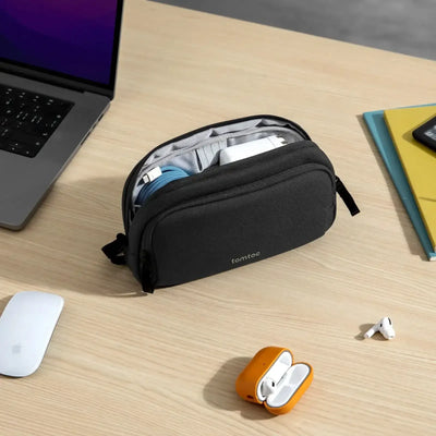 Organizer na akcesoria biurowe, powerbank i kable na biurku obok laptopa i myszki