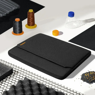 czarne etui na laptopa na biurku, akcesoria biurowe, minimalistyczny wystrój, ergonomia pracy