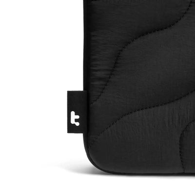 czarna pikowana ochronna torba na klawiaturę mechaniczną, minimalistyczny design
