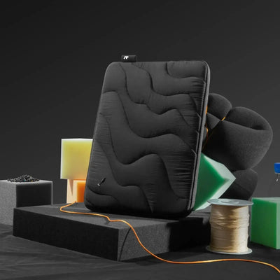 Czarna piankowa mata biurkowa na akcesoria, stylowa ochrona do home office, nowoczesny design
