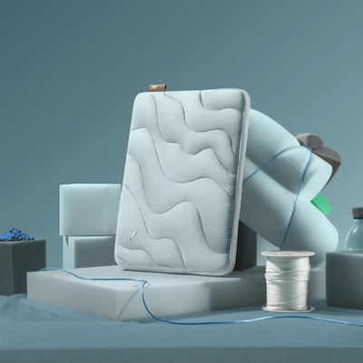 Szara mata biurowa na biurko o ergonomicznym kształcie, minimalistyczne tło akcesoriów.