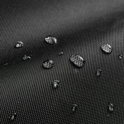 Czarna wodoodporna mata biurowa z kroplami wody, wyraźna tekstura powierzchni.