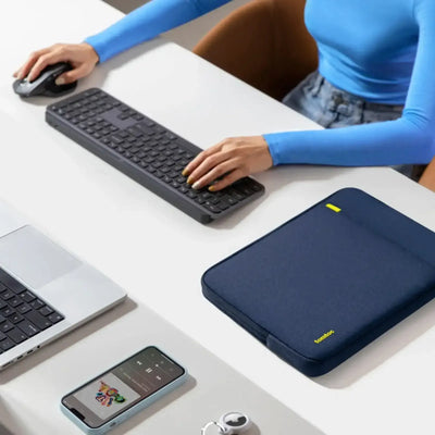 Nowoczesne biurko z klawiaturą mechaniczną, laptopem, myszką i etui na laptopa
