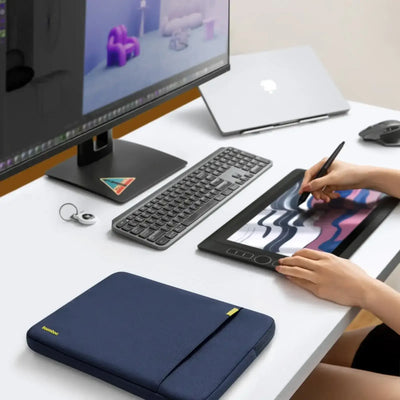 Nowoczesny desk setup z klawiaturą mechaniczną, monitorem, tabletem graficznym i akcesoriami biurowymi