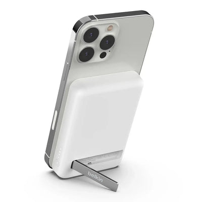 Biała magnetyczna powerbank z podstawką, przymocowana do tylu smartfona.