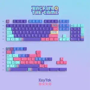 Kolorowe keycapy do klawiatury mechanicznej w stylu retro gaming, fioletowe i niebieskie.