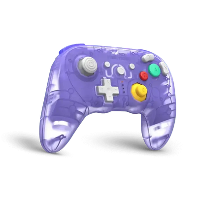 Fioletowy przezroczysty gamepad do gier, widok z ukosa, kolorowe przyciski