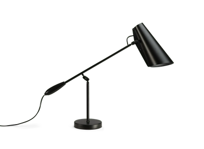 Czarna lampka biurkowa o nowoczesnym designie, idealna do home office i desk setupu.