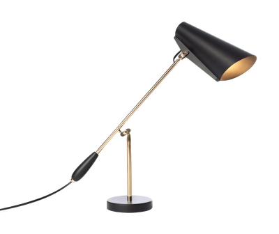 Czarna lampa biurkowa z mosiężnym ramieniem, nowoczesny design do home office